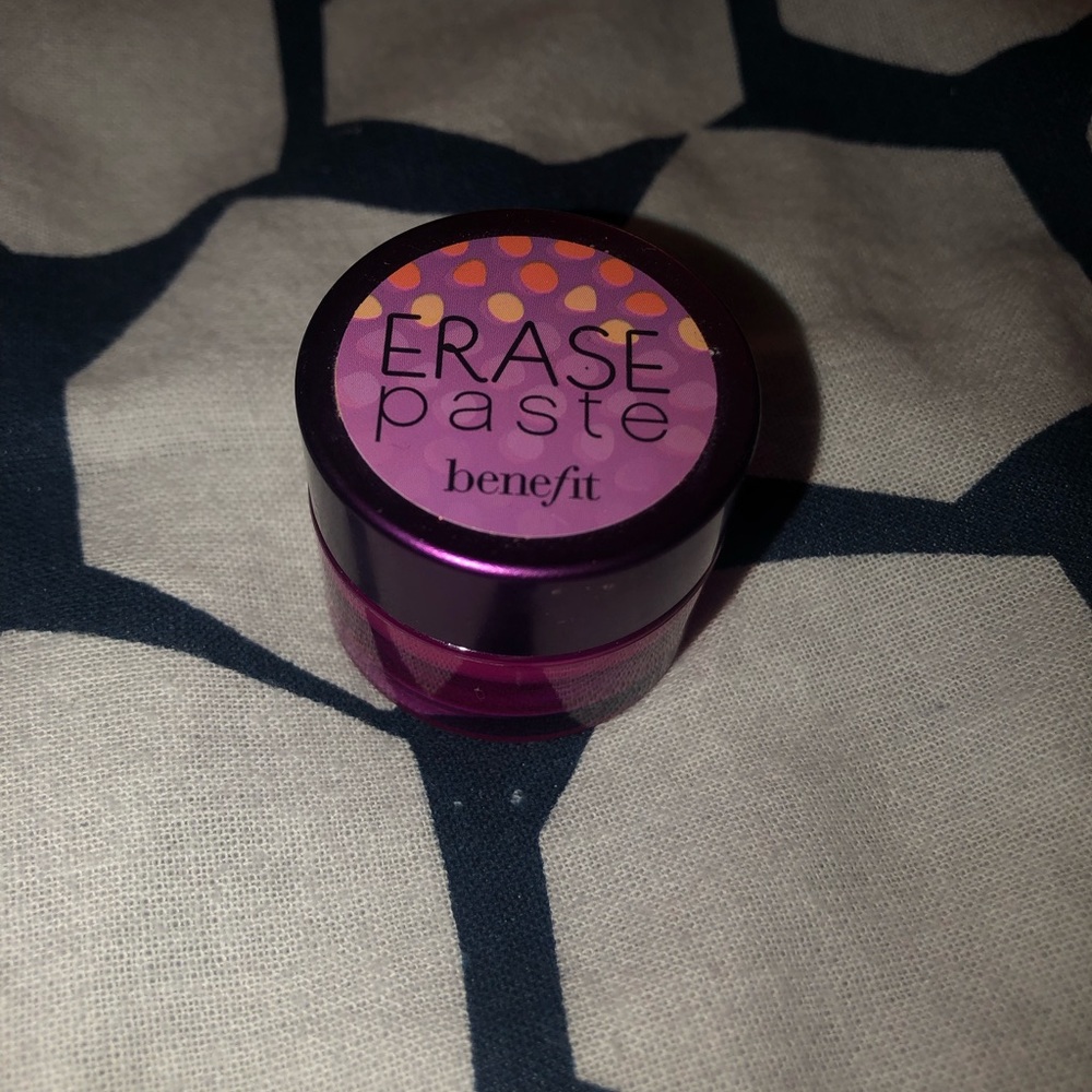 Benefit erase paste in medium